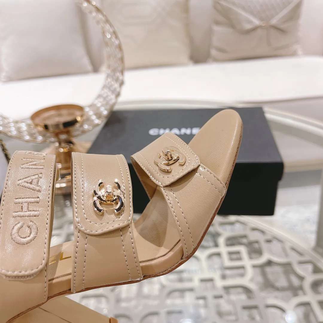 👟👟Ex-factory price 540👟👟 🌹🌹🌹2025 latest CHANEL Chanel early spring catwalk new model 🌸️Purchased the original version in Hong Kong and opened the mold exclusively. Top quality % genuine last developed with smooth lines. The shoe shape is perfect and can be safely entered and exited from the counter! Official website 1:1 production. 🇮🇹🇮🇹🇮🇹 Material: Mixed sheepskin imported from Italy & private molded double C buckle and letters are delicate, smooth, shiny and feel great! 💅The fabric and the feet are made of the same material, which is great on the feet! ! ! Color: black/apricot Code number: 34-40 (custom-made sizes 41 and 42 are non-refundable)